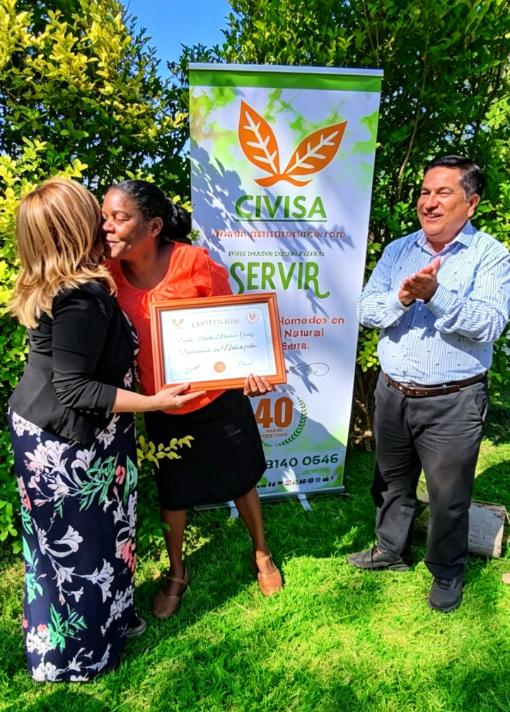 Entrega diploma Naturopatía para Enfermera Norteamericana Martha Perdomo, Instituto CIVISA